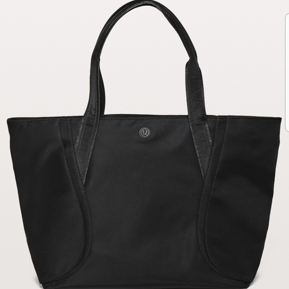 lululemon athletica Handbags - Lululemon out of range tote *20L